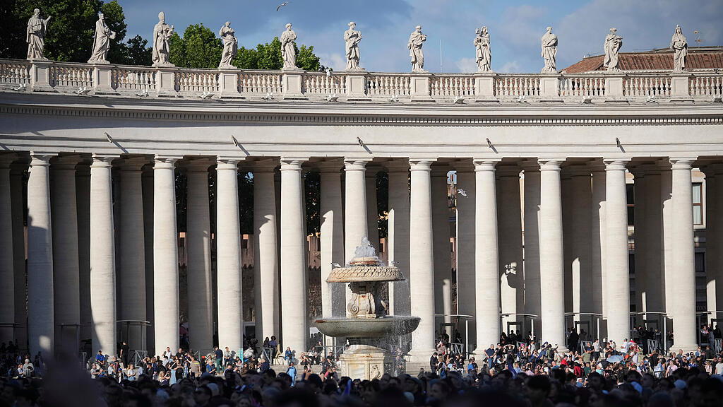 Neuer Papst: Menge im Vatikan