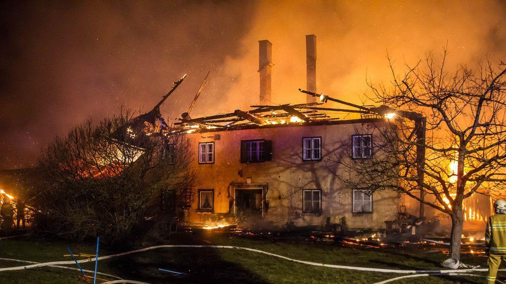 Großbrand bei Bauernhof in Seekirchen