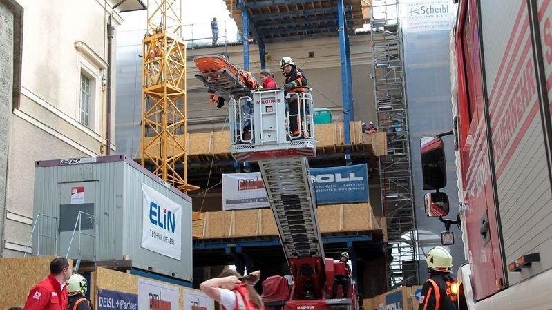 Arbeiter stürzt von Dach