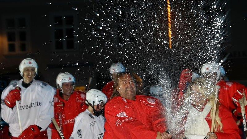 Eishockey-Charity am Mozartplatz