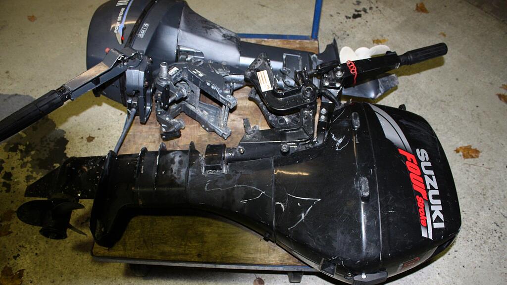 Die Täter stahlen die Motoren direkt von den Schiffen.