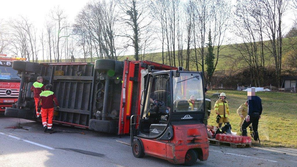 Bier-Lkw kippt um