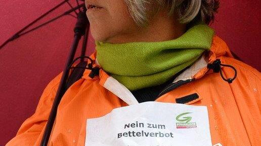 Stille Demo gegen Bettelverbot vor dem Rathaus