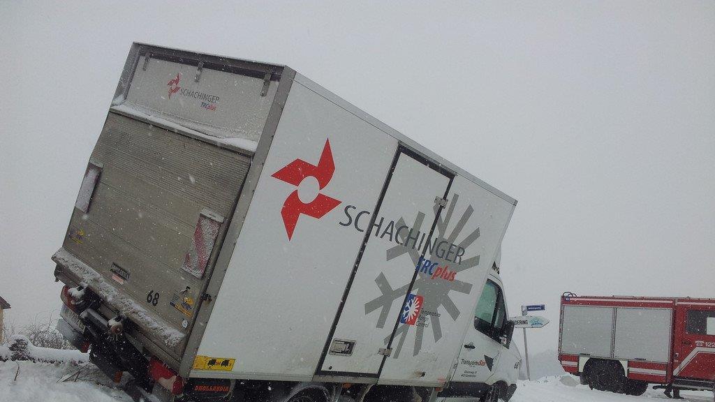 Lkw kippt um