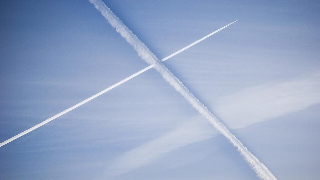condensation-trails-gf6ac2a7d6_1920.jpg