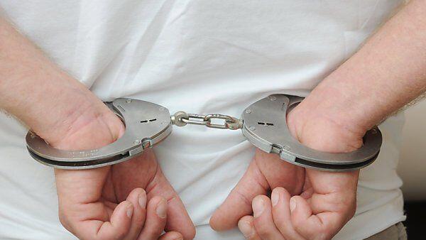 Der Jugendliche wurde in Handschellen vorgeführt