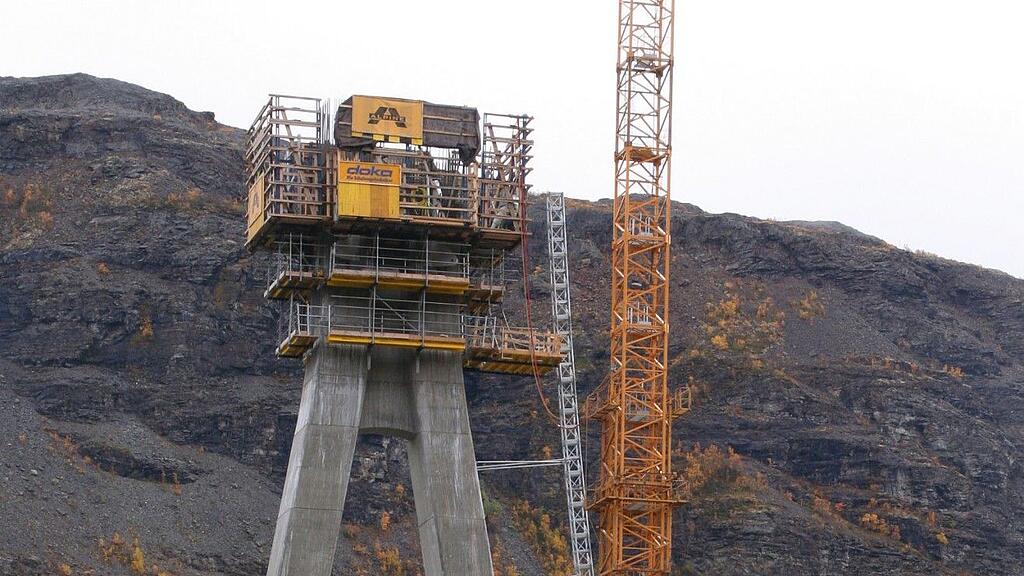 Alpine-Baustelle für eine 270 Meter lange Schrägseilbrücke an der Europastraße E6 am Kafjord bei Alta. Der A-Pylon wird fertiggestellt fast 73 Meter hoch sein.