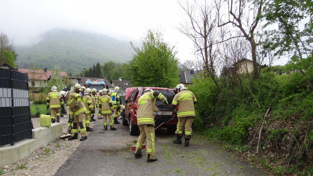 Grödig: Fahrzeug stürzt über Böschung