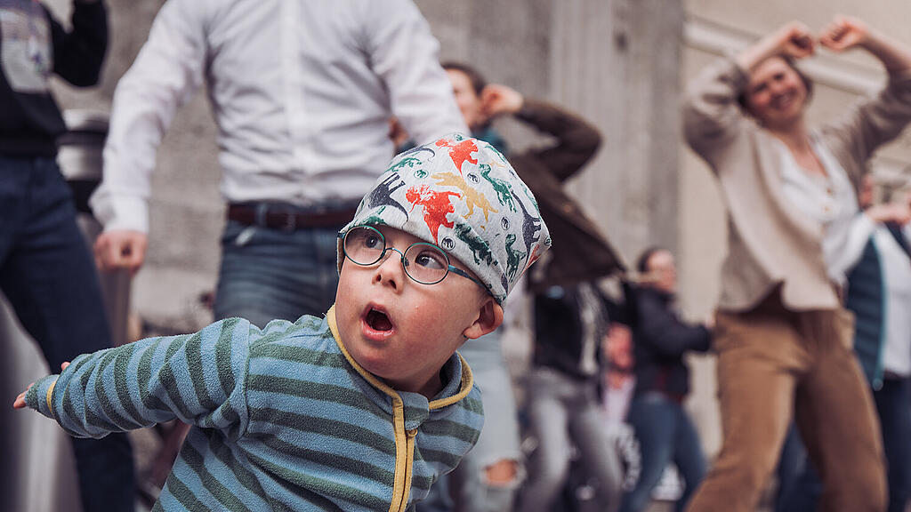 Flashmob-Tanzen am Welt-Down-Syndrom-Tag