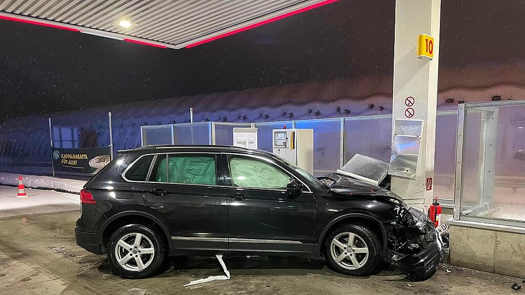 Pkw kracht in Eben in Tankstelle