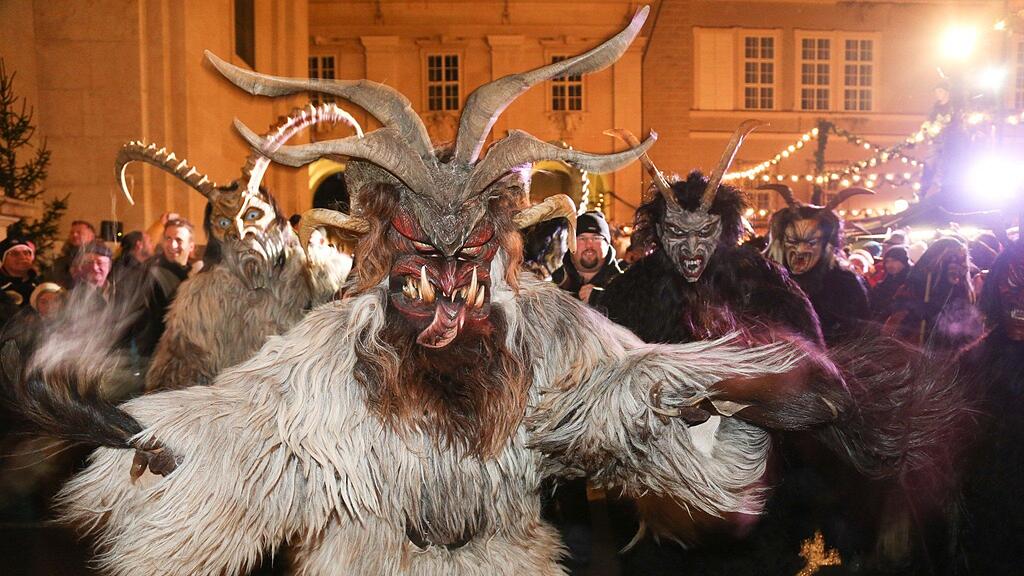Krampusläufe und Perchtenläufe haben in Salzburg Tradition.