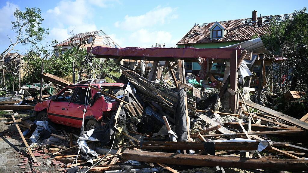 Sch\u00e4den nach Tornado in Tschechien