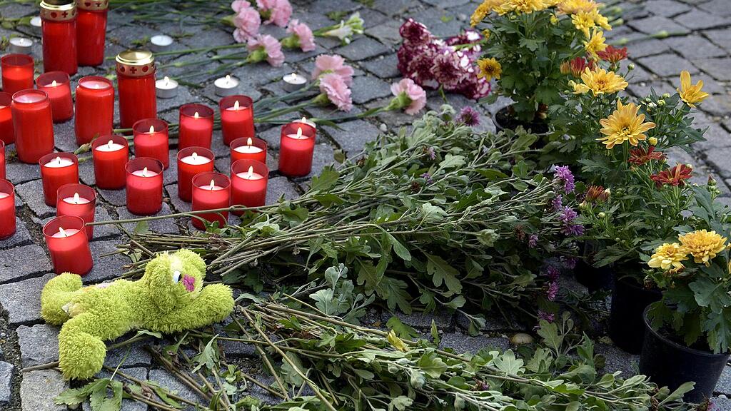 : Blumen und Kerzen, die zum Gedenken an die tot in einem Lkw aufgefundenen Flüchtlinge vor die Polizeidirektion Eisenstadt gelegt wurden.