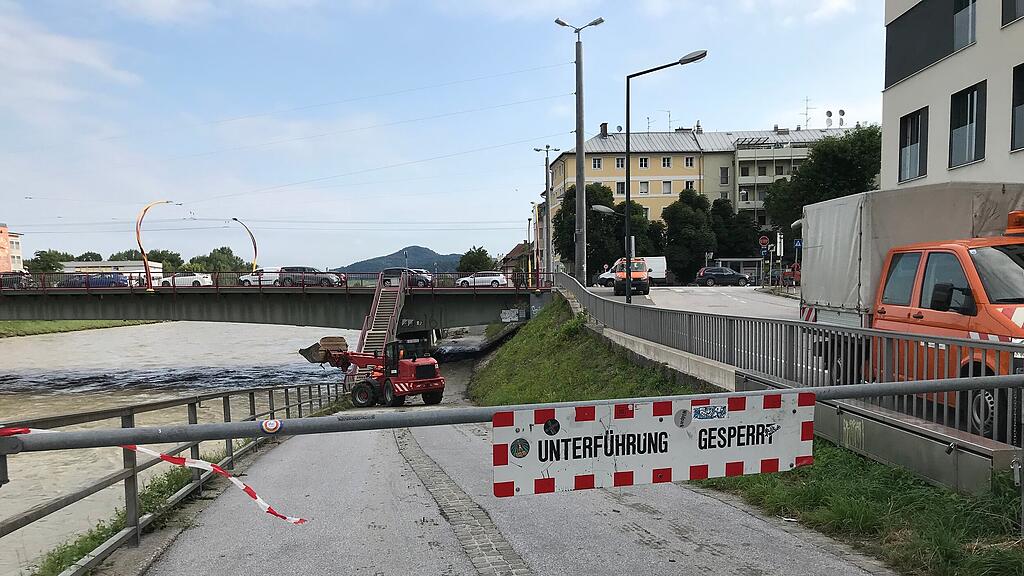 Hochwasser: Radwege von Schlamm befreit