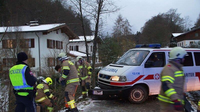 Krankenwagen landet im Graben