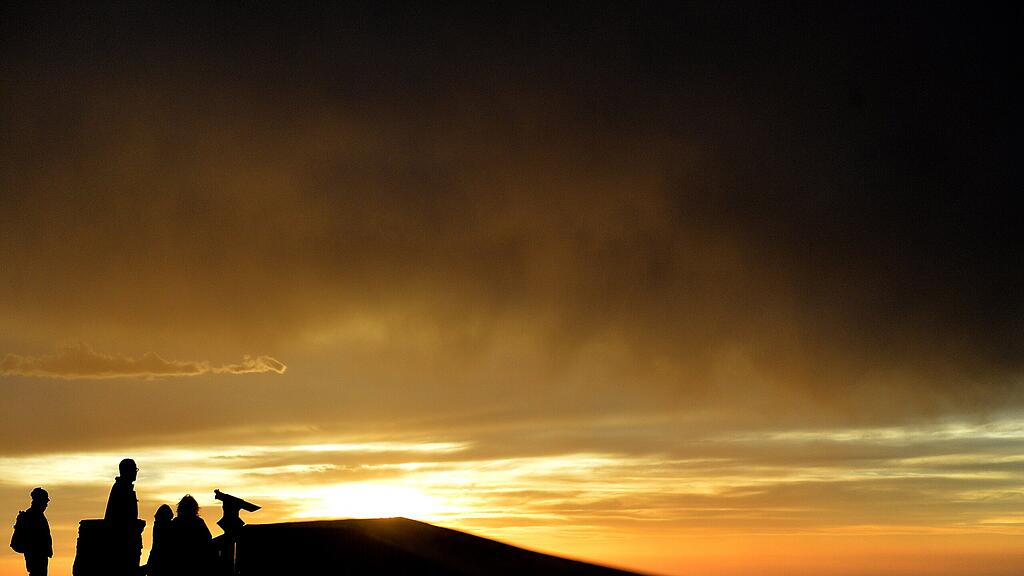 Sonnenuntergang am Schafberggipfel nach einem Gewitter.