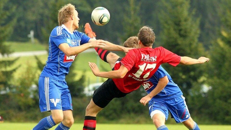 Christopher Mayr brachte Seekirchen mit einem spektakulären Fallrückzieher in Führung.