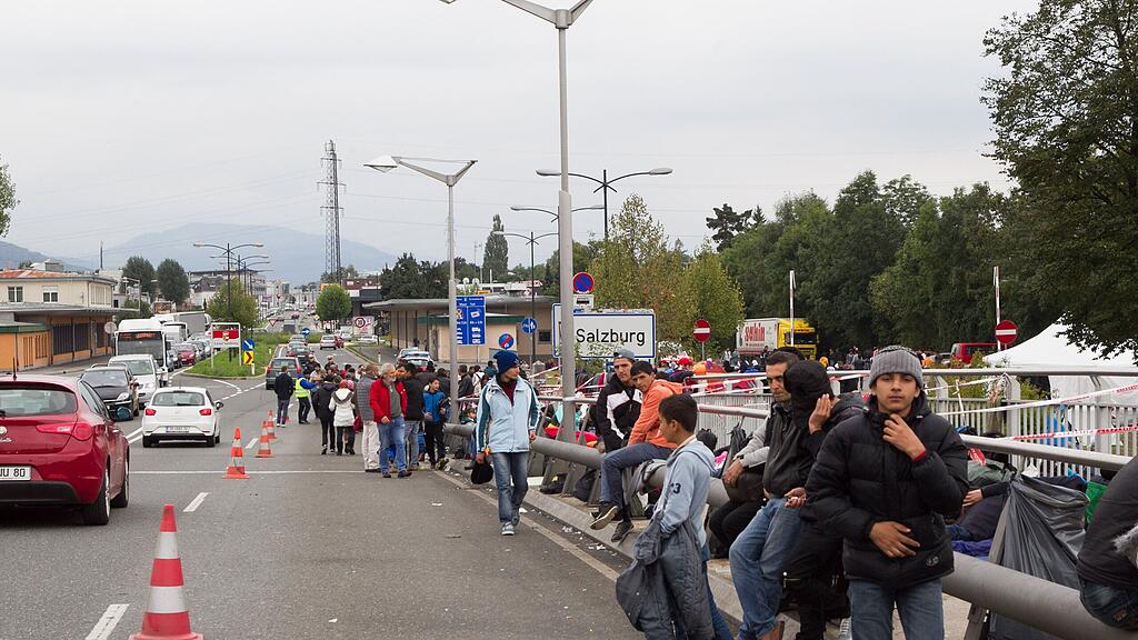 Über 700 Menschen harrten am Samstag an der Saalachbrücke aus.