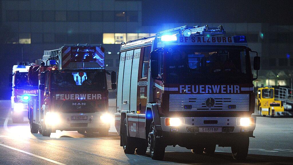Die Feuerwehrleute konnten den schlafenden Mann aus seiner brennenden Wohnung bringen (Symbolbild).