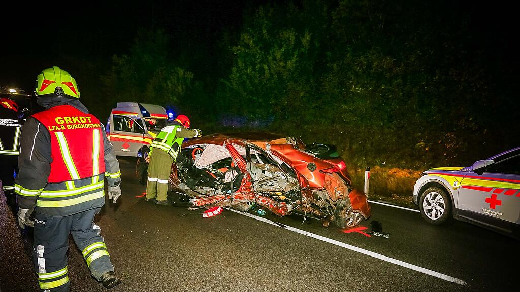 Pkw bei Crash in Helpfau-Uttendorf seitlich aufgerissen