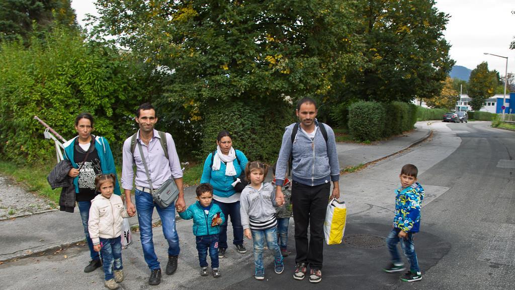 Flüchltinge zu Fuß von Salzburg nach Freilassing unterwegs