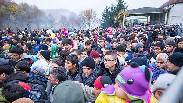 Wieder Tausende an der slowenisch-österreichischen Grenze