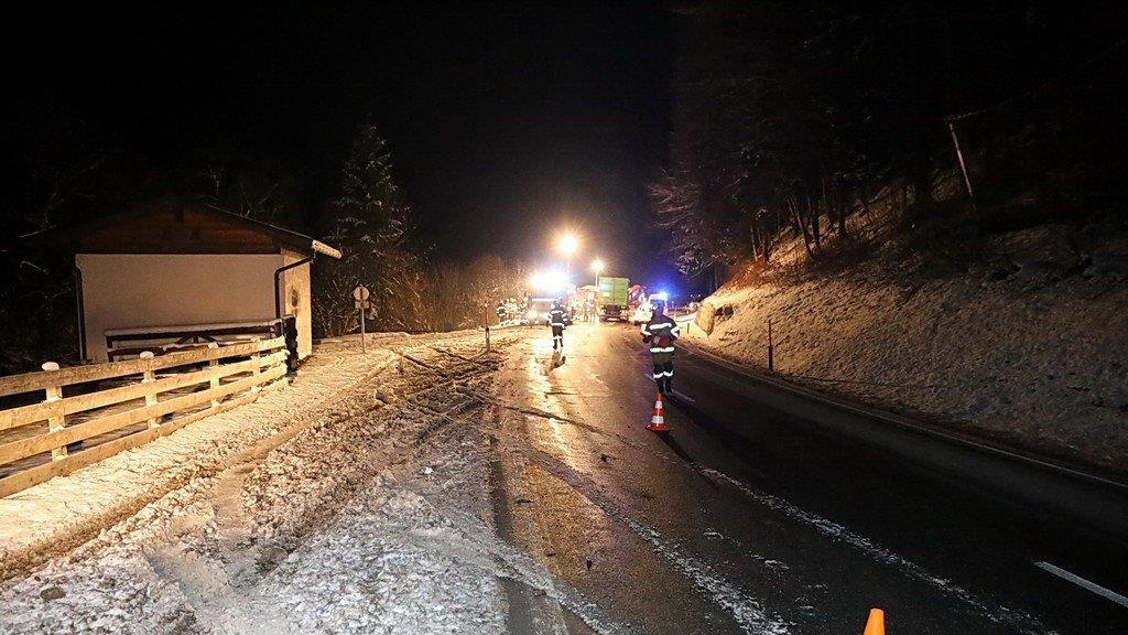 Pkw stürzt in Saalach