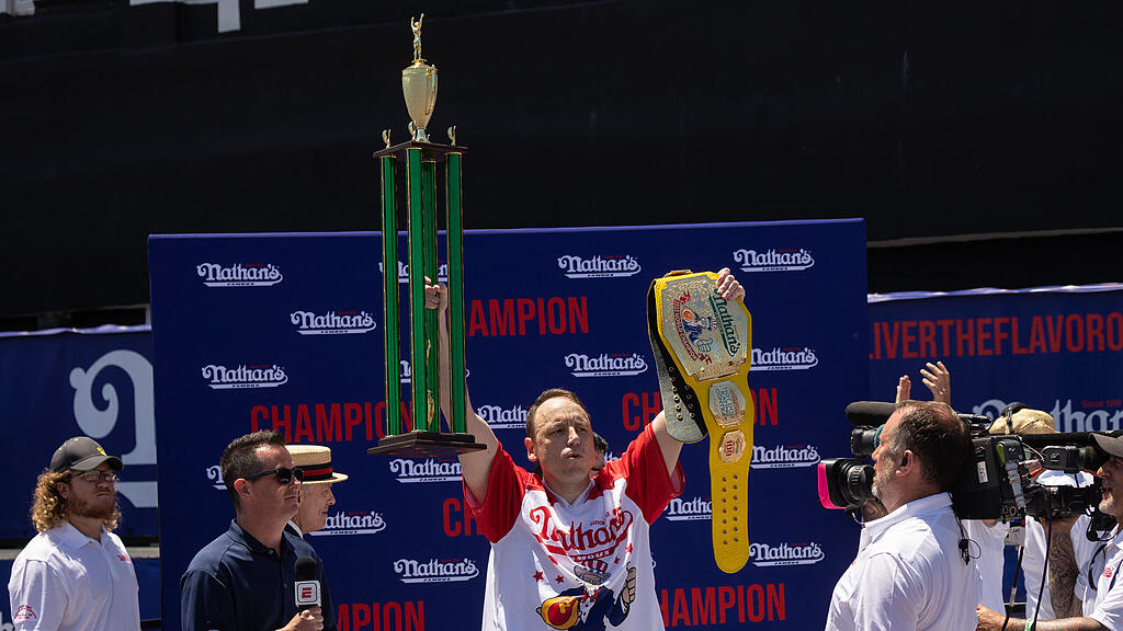 Joey Chestnut verschlingt 83 Hotdogs in 10 Minuten