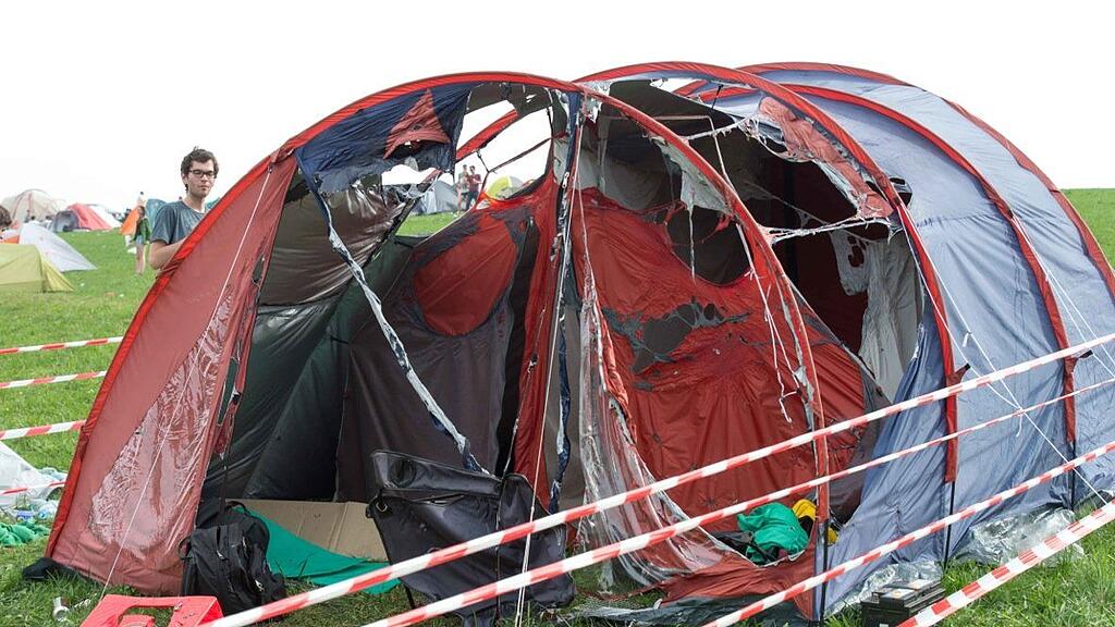 Durch die Explosion wurde das ganze Zelt zerfetzt. Es gab vier Verletzte.
