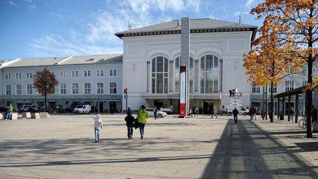 Am Bahnhofsvorplatz soll Alkoholkonsum verboten werden.