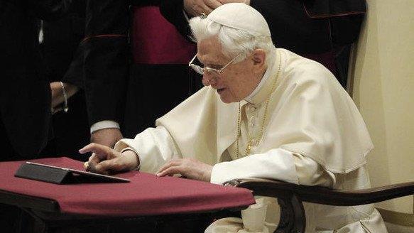 Der Papst beim Twittern