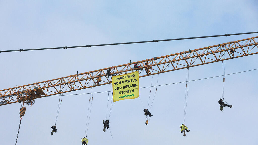 Aufsehenerregender Protest von Greenpeace vor dem Parlament.