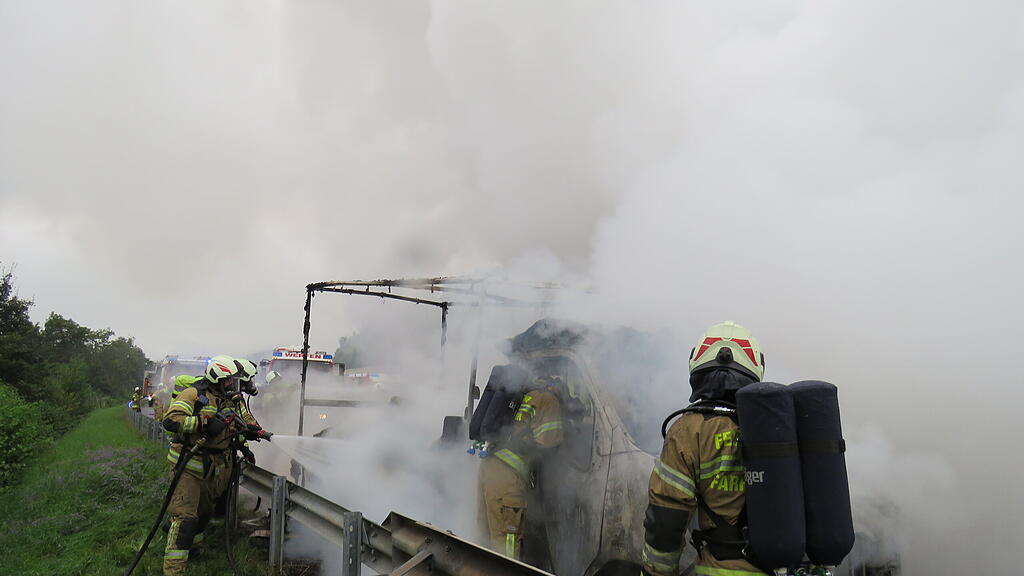 Fahrzeugbrand auf A10 bei Pfarrwerfen