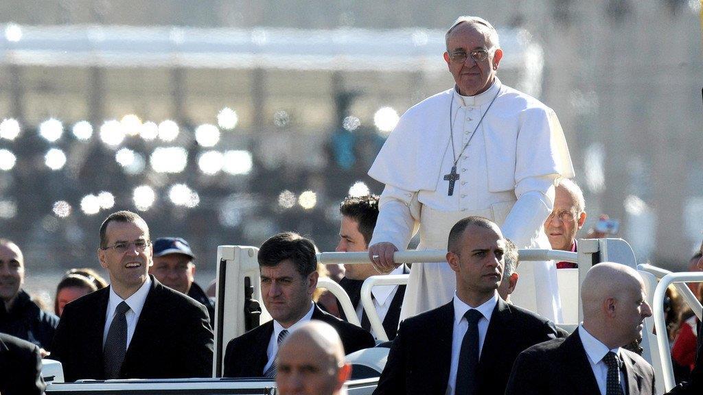 Zehntaussende Pilger bei Amtseinführung von Papst Franziskus