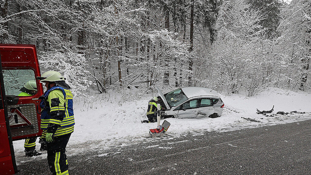Unfall mit drei Autos auf B21 bei Schneizlreuth