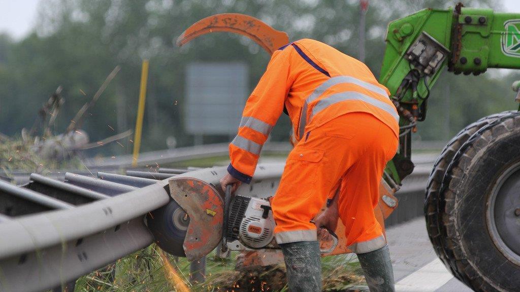 Aufräumarbeiten an der A8