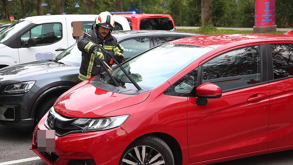 Auto gegen Auslagenscheibe