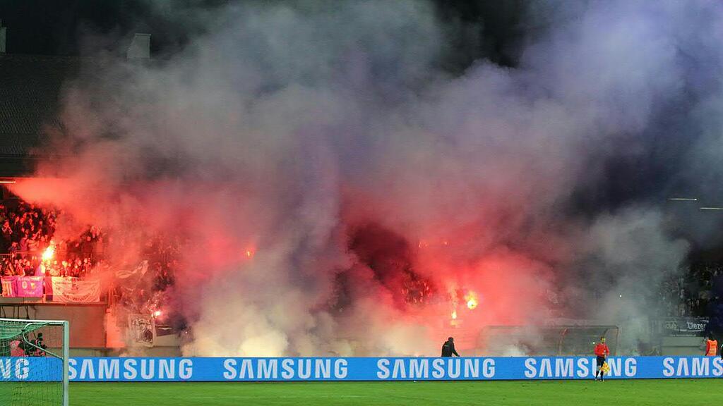 Innerhalb des Stadions feierten die echten Fans ihre Mannschaft an.
