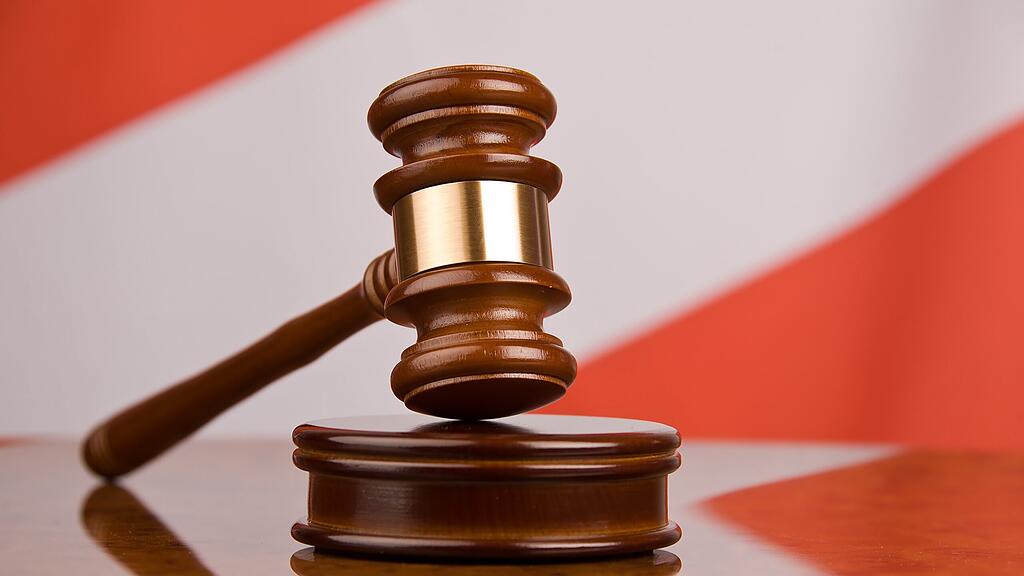 Ein 22-Jähriger wurde verurteilt, weil er einen Polizisten verletzte.