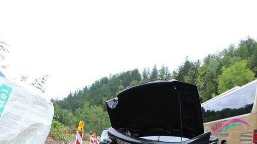 Pkw prallt in Betonleitwand