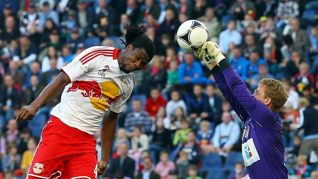 m Bild Isaac Vorsah (Red Bull Salzburg) gegen Torwart Christian Dobnik (RZ Pellets WAC).