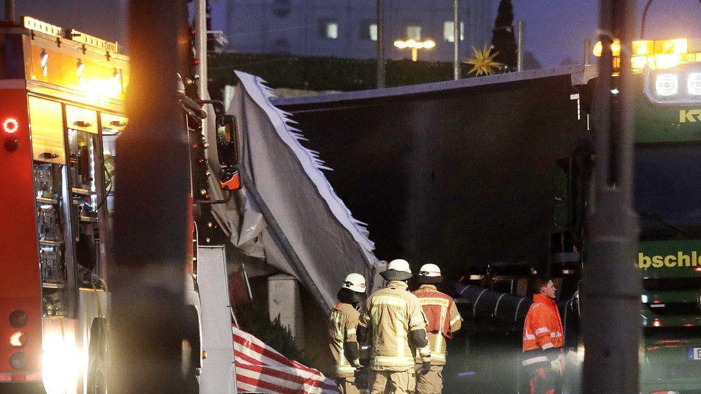 Lkw rast in Weihnachtsmarkt: Spurensicherung