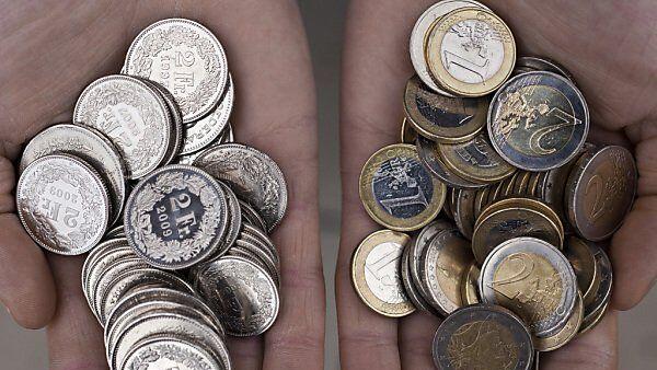 Für Schweizer Firmen wird Einkaufen im Ausland billiger