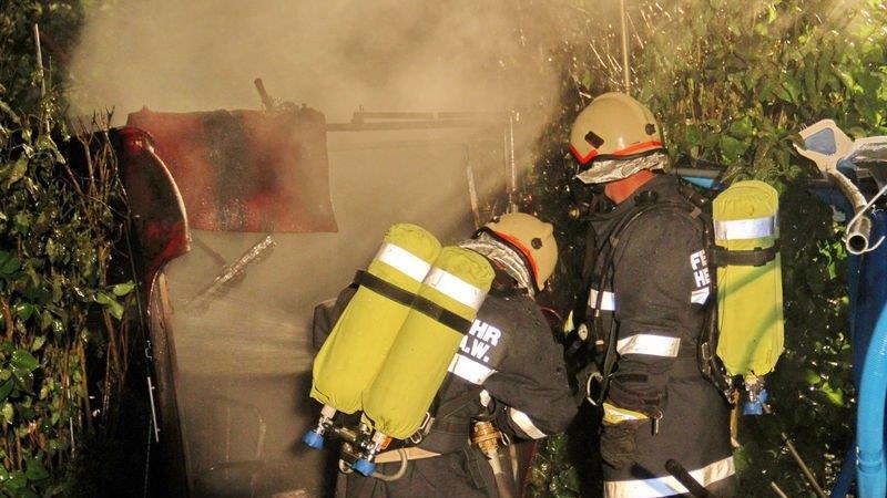 Geräteschuppen in Flammen