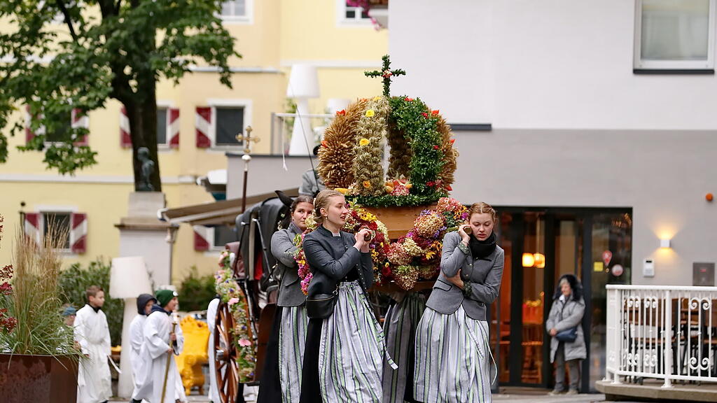 Bad Hofgastein feiert Erntedankfest und Altarweihe