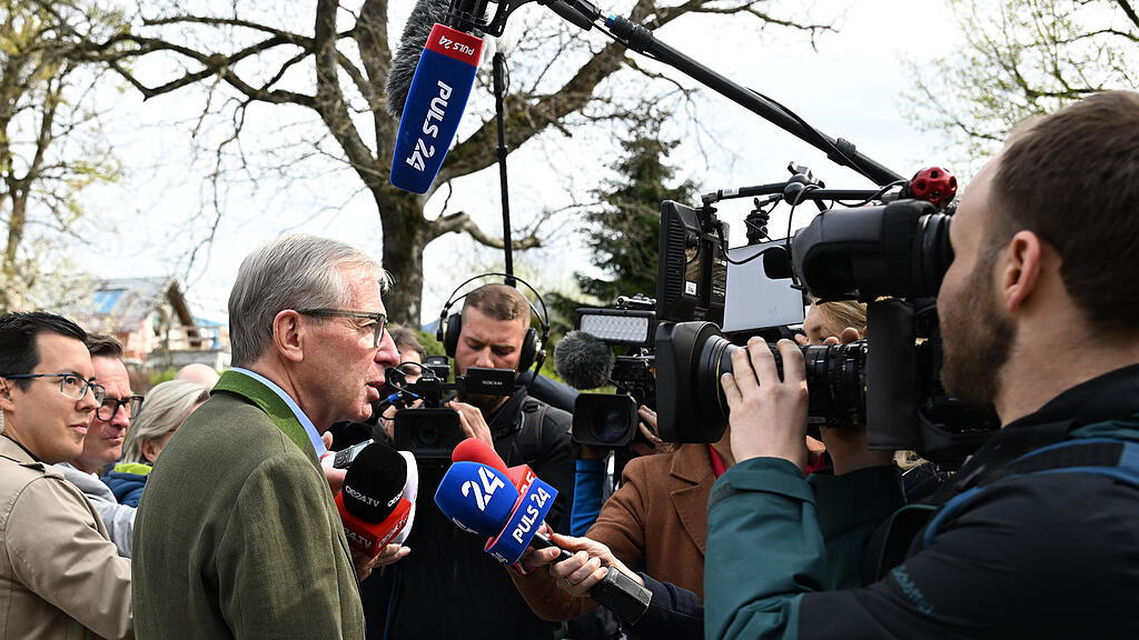 Salzburg-Wahl: Haslauer bei Stimmabgabe