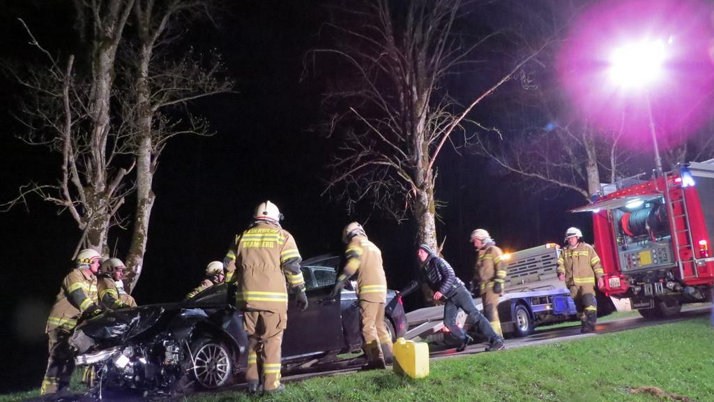 Auto knallt in Bramberg gegen Baum