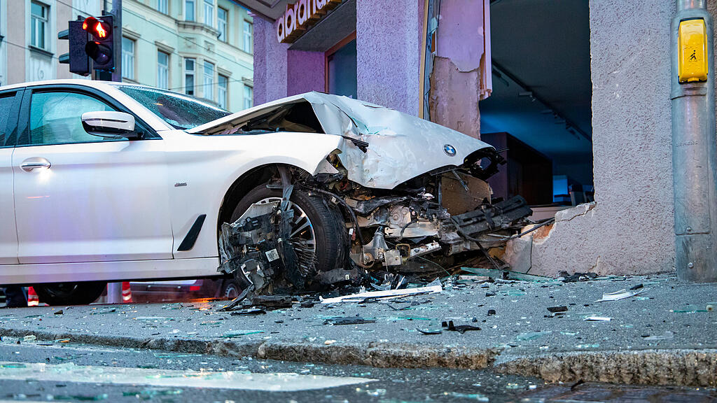 20210515_fmt_PKW_crasht_in_auslage_mw-5.jpg