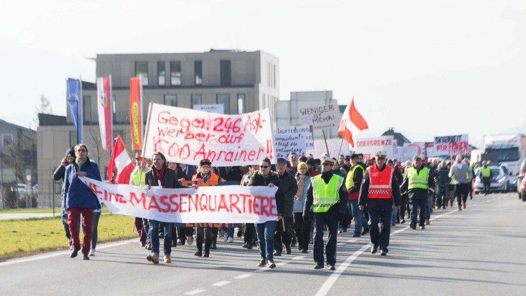 Demo gegen Asylwerberquartier in Straniakstraße