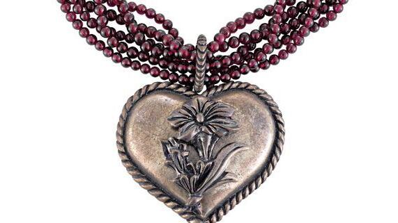 Ein Granatcollier im Trachten-Look - passend zum Dirndl.